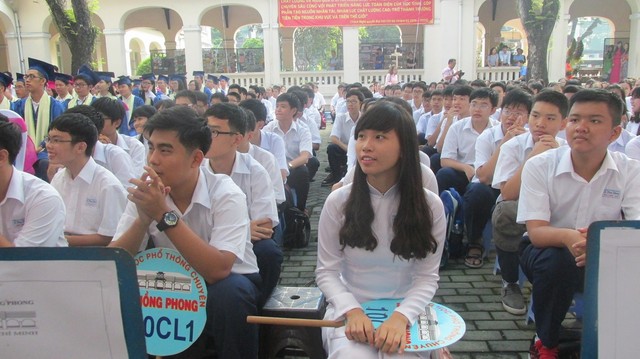 Nữ sinh Trường THPT chuyên Lê Hồng Phong (TPHCM) trong lễ khai giảng. (Ảnh: Internet)